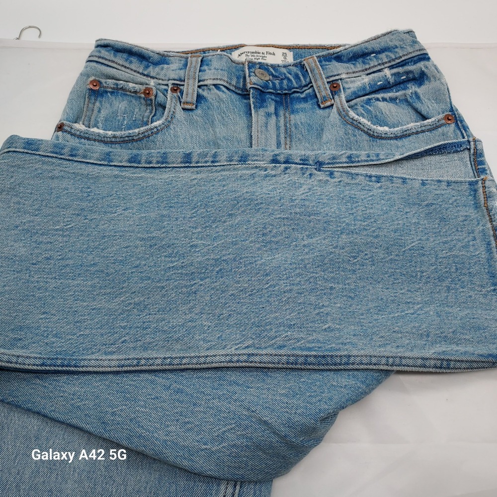 Abercrombie & Fitch 90s Straight Ultra High Rise Light Wash Distressed Jeans 25